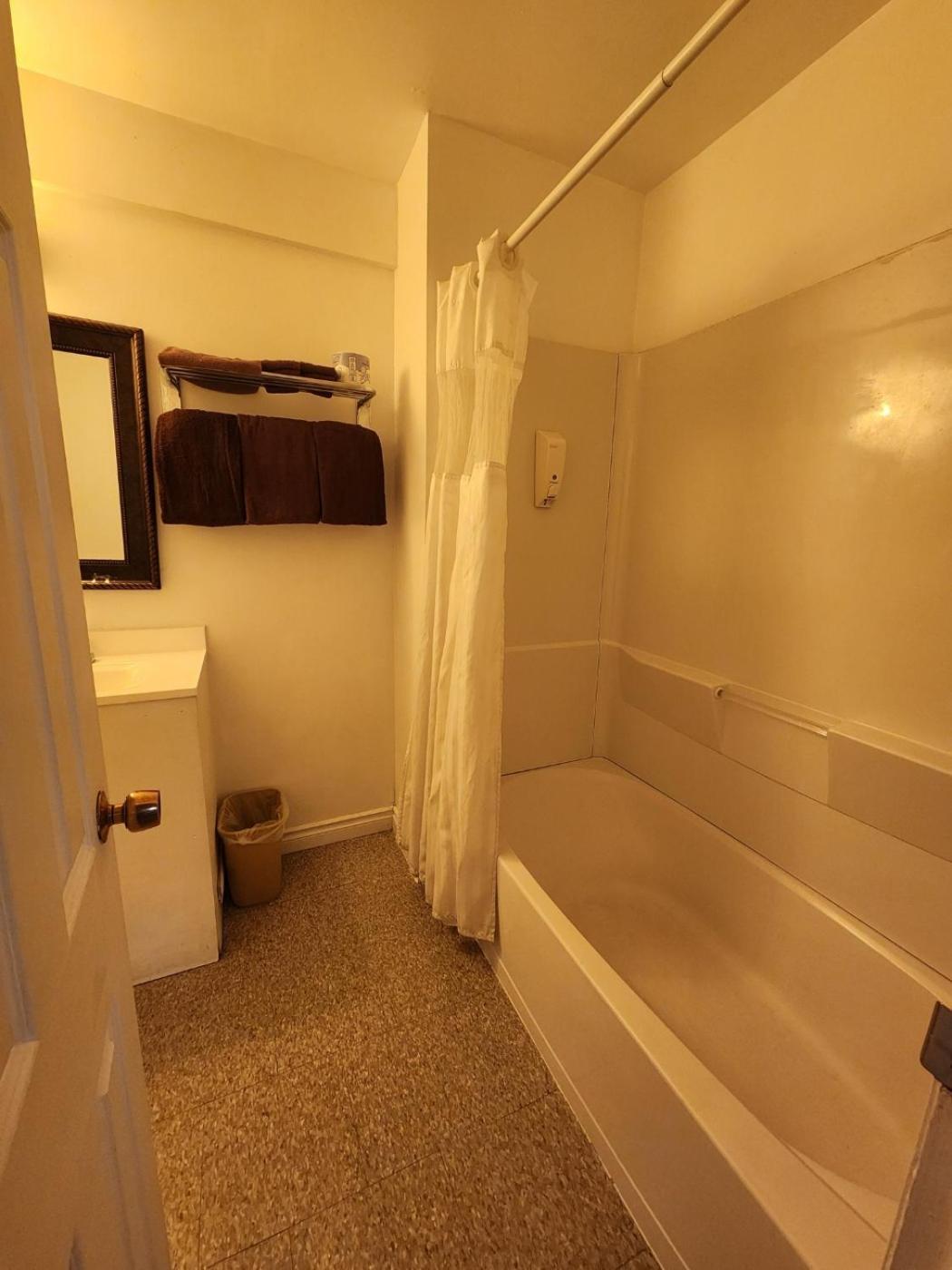 Centennial Motel 2*